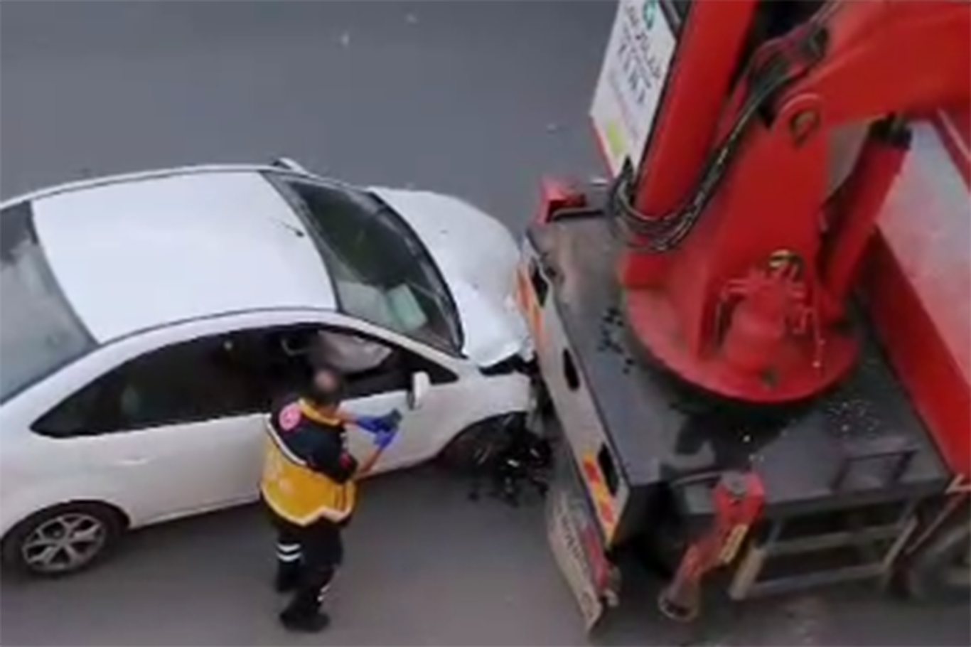 Malatya'da vinç yüklü kamyon köprüye çarptı: 2 yaralı