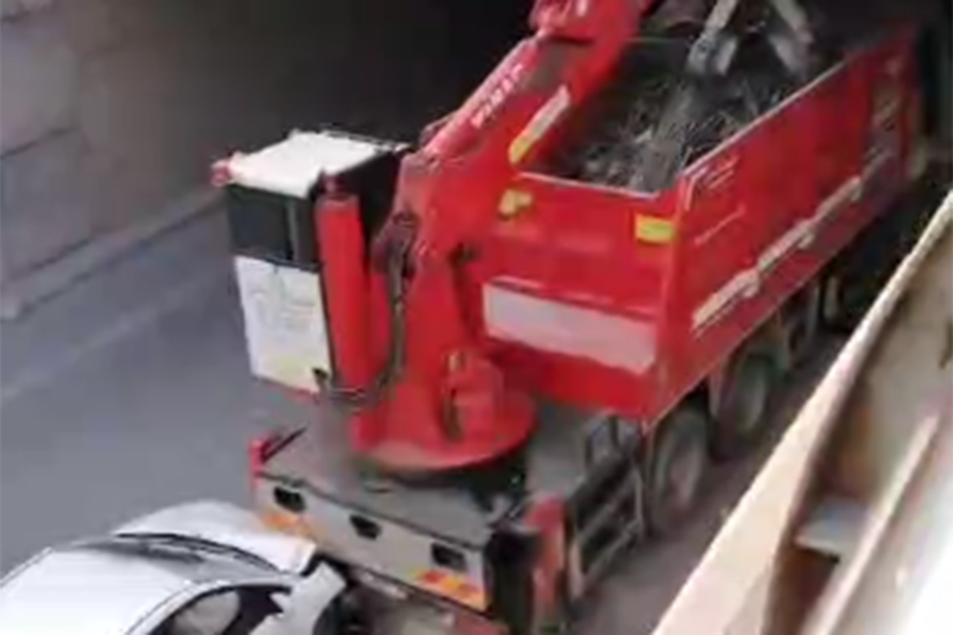 Malatya'da vinç yüklü kamyon köprüye çarptı: 2 yaralı