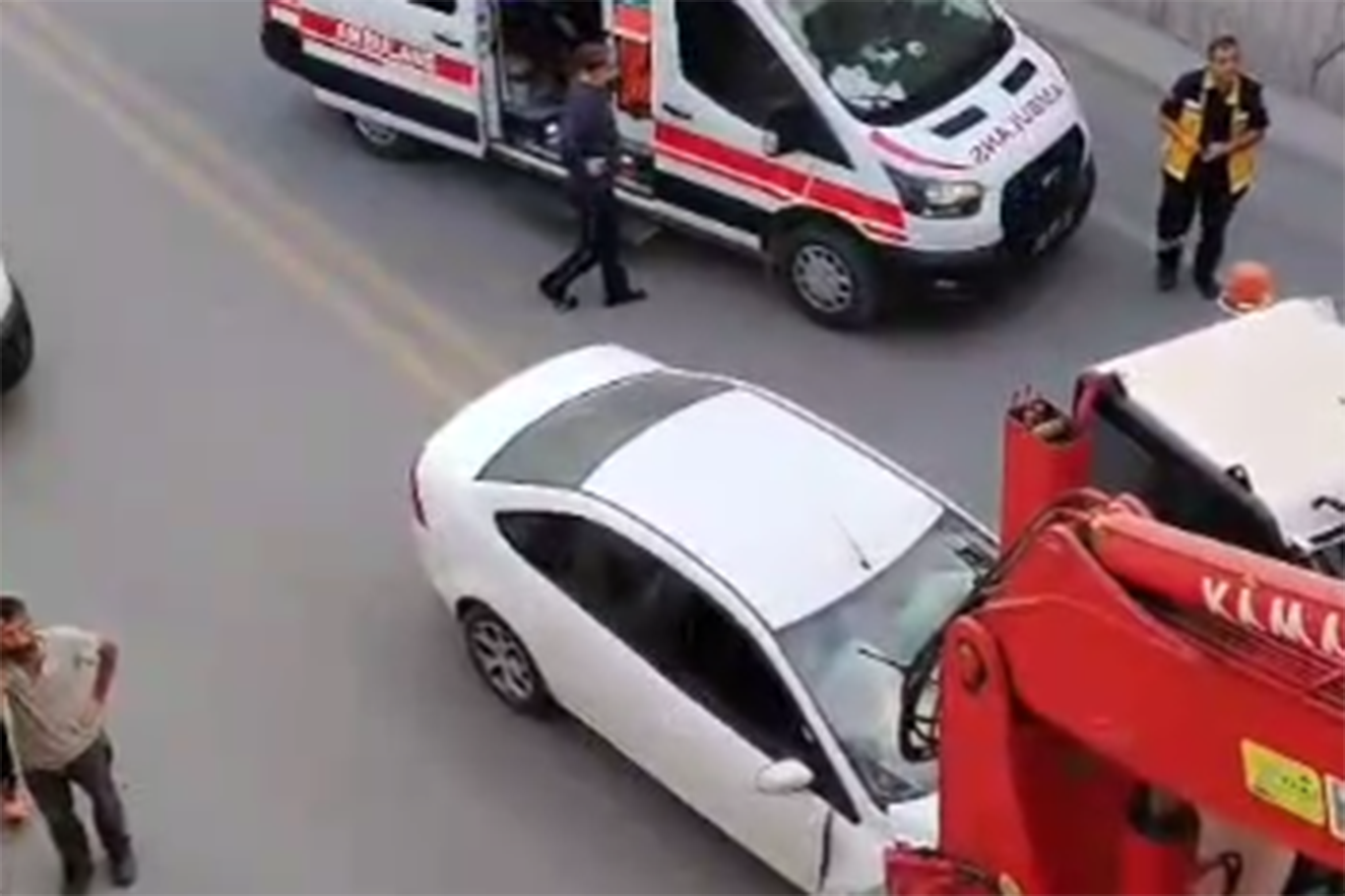 Malatya'da vinç yüklü kamyon köprüye çarptı: 2 yaralı