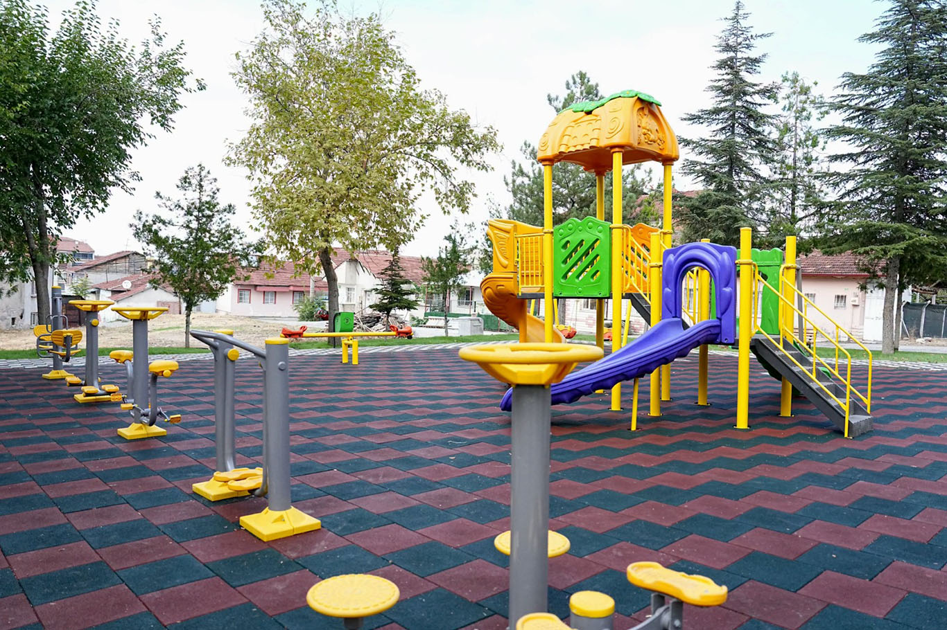Yeşilyurt Belediyesi ilçedeki tüm parklarda yenileme çalışması başlattı  