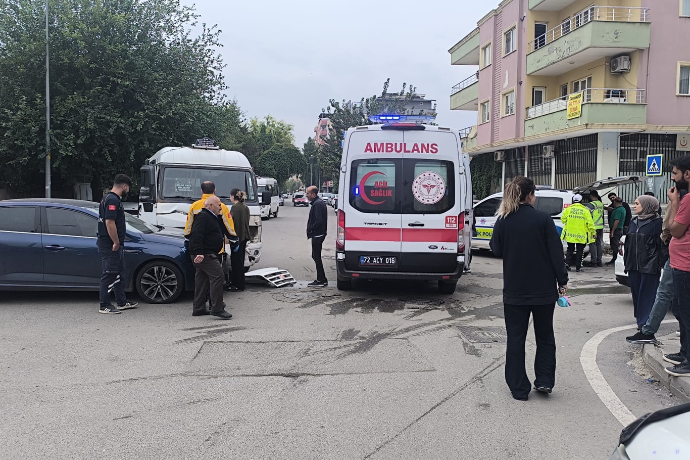 Batman'da minibüs ile otomobil çarpıştı: Bir yaralı