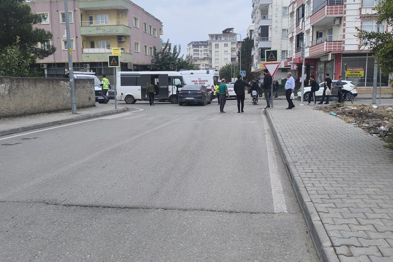 Batman'da minibüs ile otomobil çarpıştı: Bir yaralı