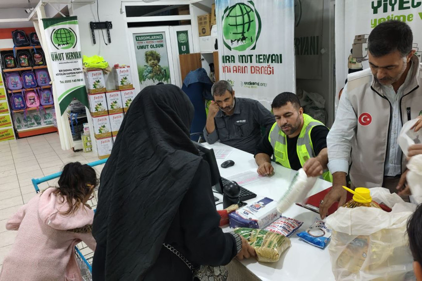 Şanlıurfa'da yüzlerce ihtiyaç sahibi aileye gıda desteği