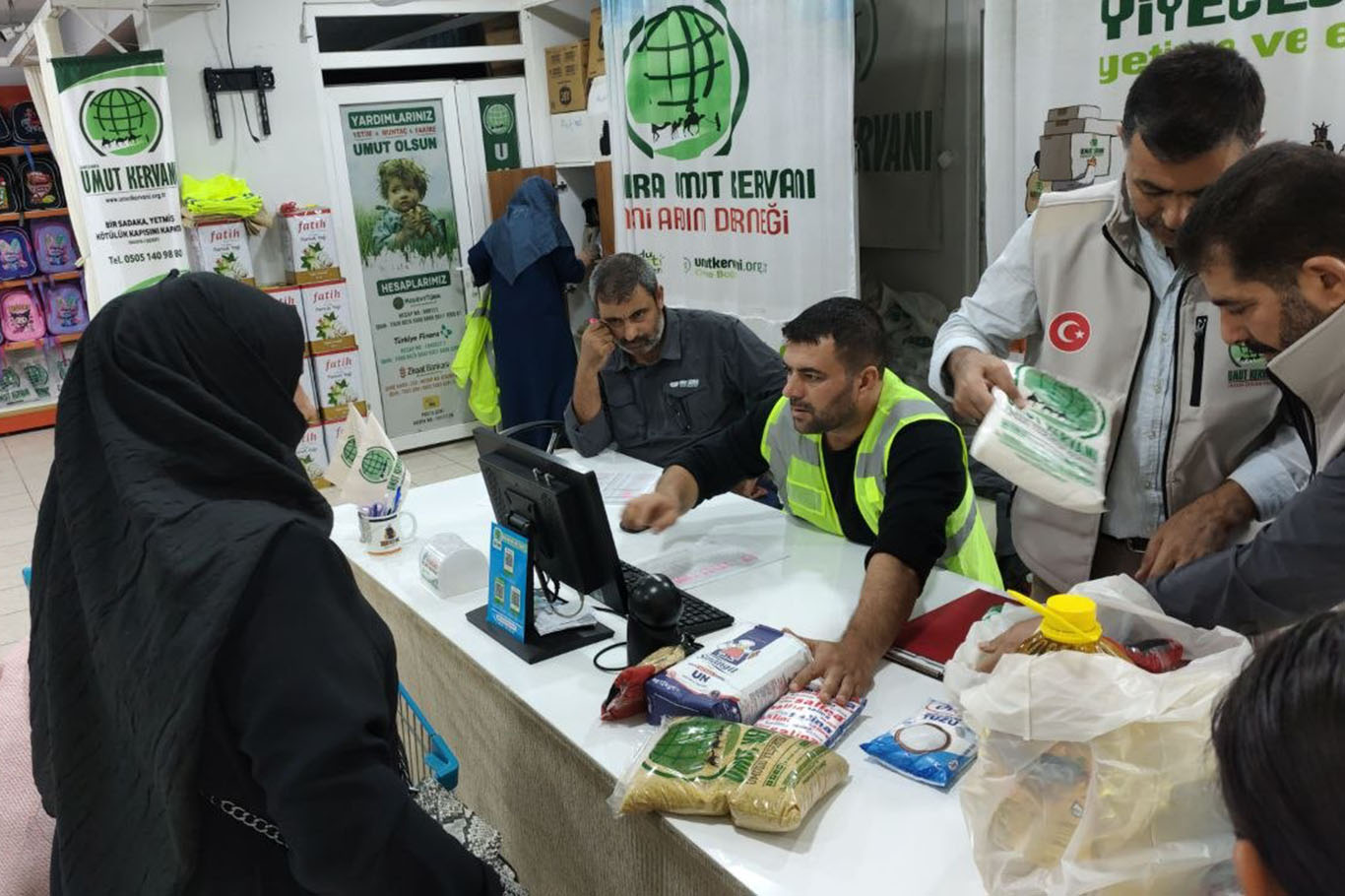 Şanlıurfa'da yüzlerce ihtiyaç sahibi aileye gıda desteği