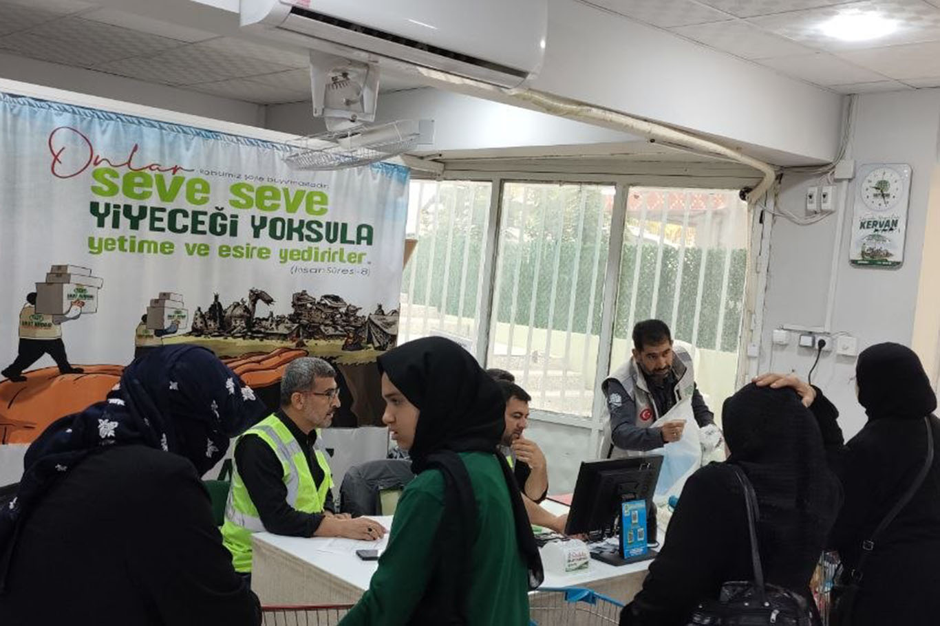 Şanlıurfa'da yüzlerce ihtiyaç sahibi aileye gıda desteği