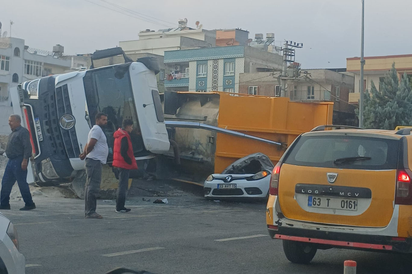 Şanlıurfa'da hafriyat kamyonu park halindeki otomobilin üzerine devrildi