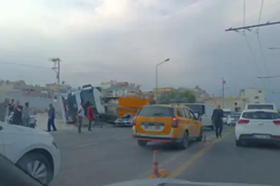 Şanlıurfa'da hafriyat kamyonu park halindeki otomobilin üzerine devrildi