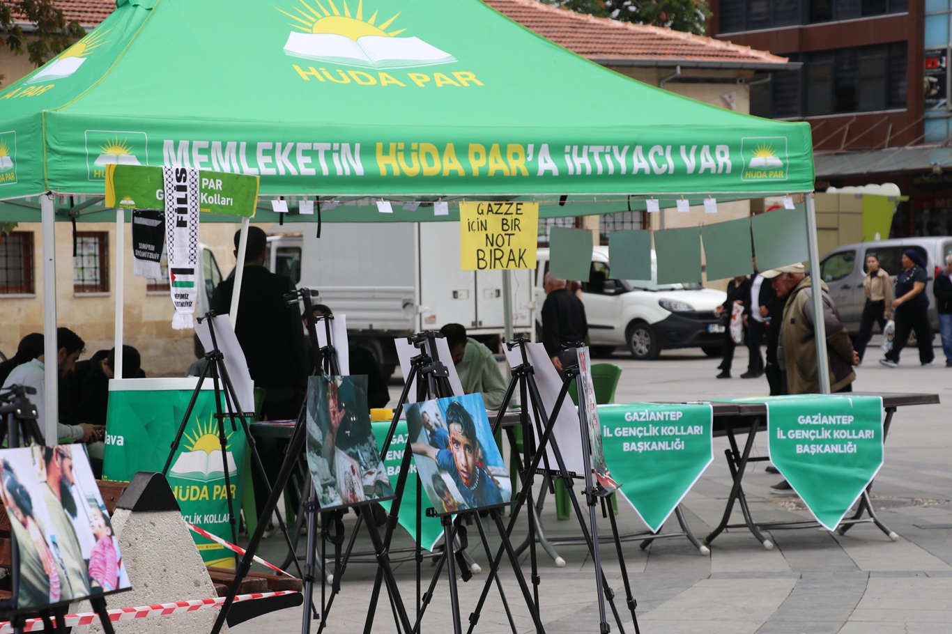 HÜDA PAR Gaziantep İl Gençlik Kollarından Gazze için farkındalık standı