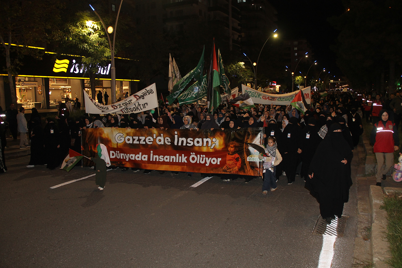 Diyarbakırlılar Aksa Tufanı'nın 3'üncü yıldönümünde Gazze için meydanlardaydı