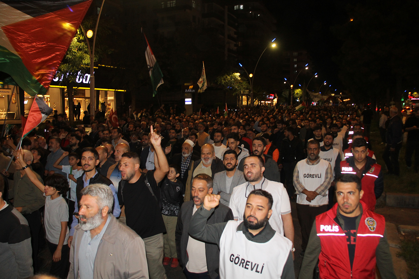 Diyarbakırlılar Aksa Tufanı'nın 3'üncü yıldönümünde Gazze için meydanlardaydı