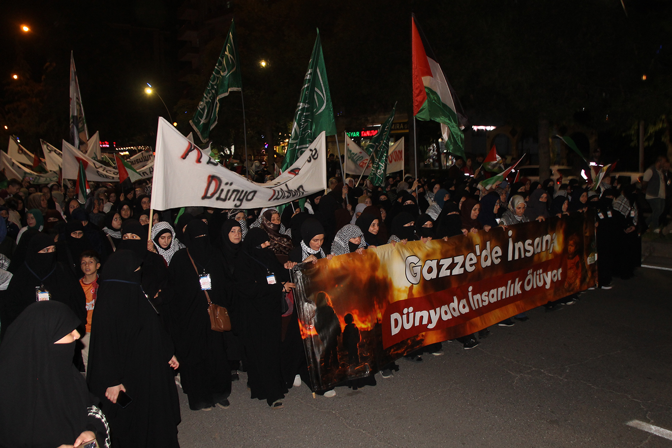 Diyarbakırlılar Aksa Tufanı'nın 3'üncü yıldönümünde Gazze için meydanlardaydı
