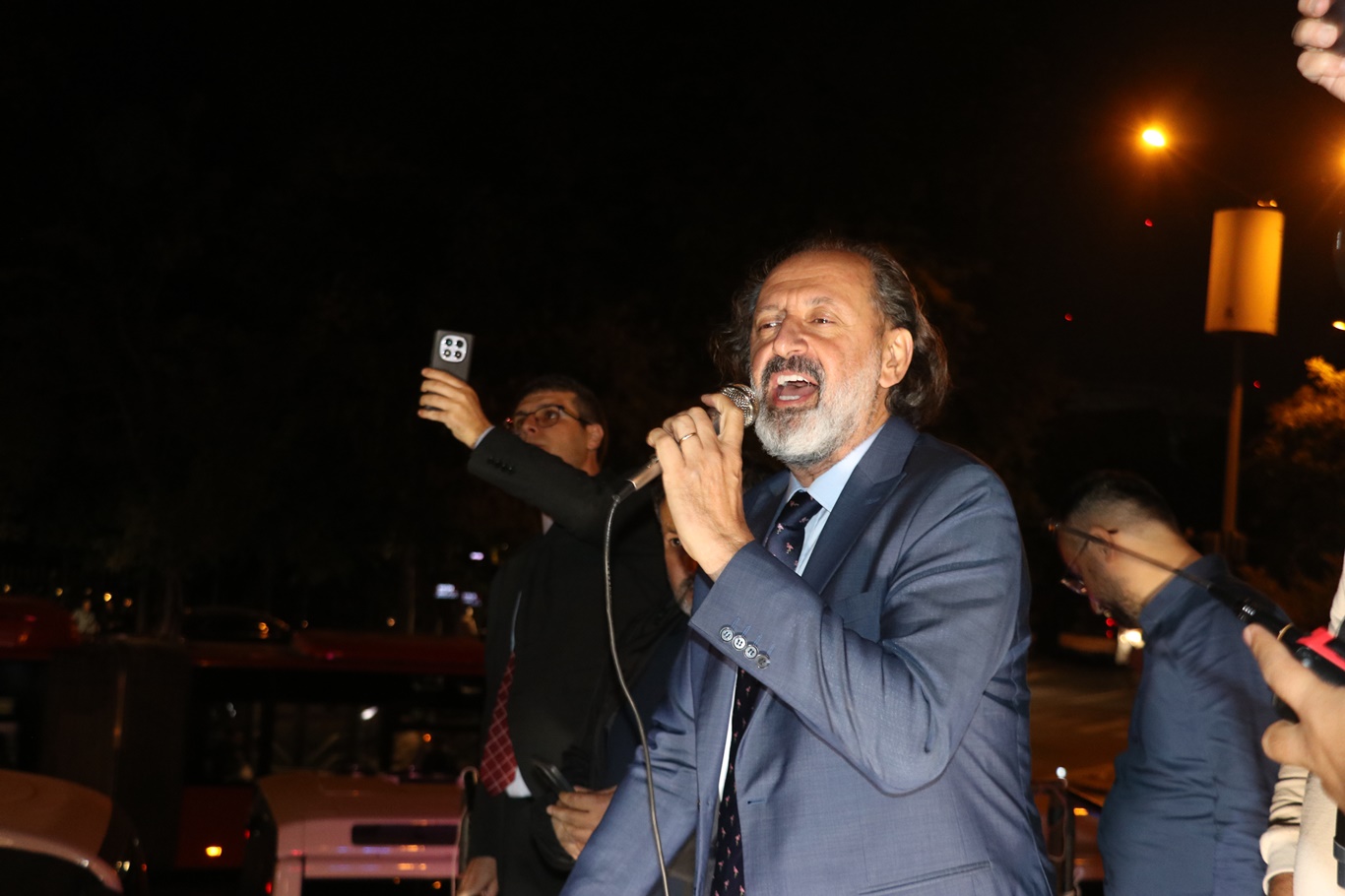 Yücel Arzen - sanatçı ve milletvekili