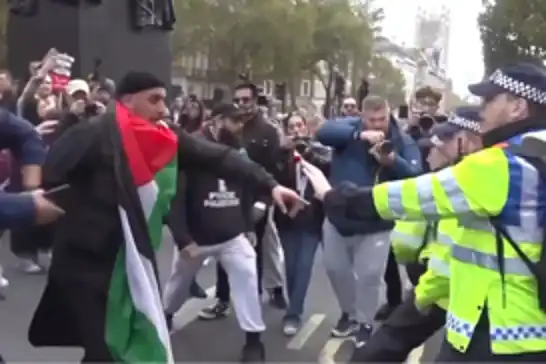 Londra'da düzenlenen Filistin yanlısı yürüyüşlerde 11 kişi gözaltına alındı