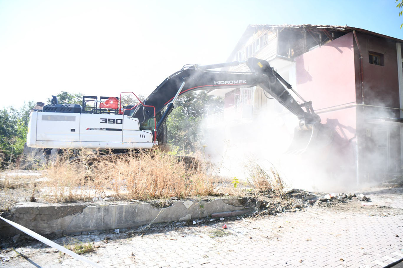 Malatya'da metruk yapı yıkıldı