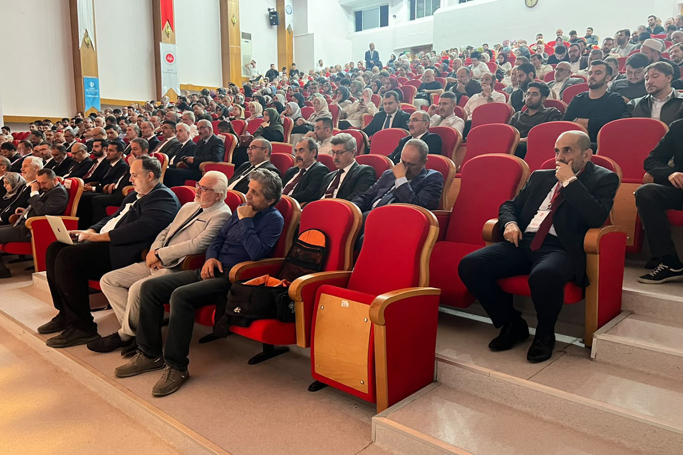 Prof. Dr. Demir: Camiler, Müslümanları kardeşlik etrafında birleştiren sembollerdir