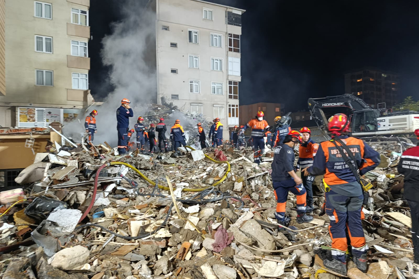 Maltepe’de çöken binanın kontrollü yıkımı sürüyor