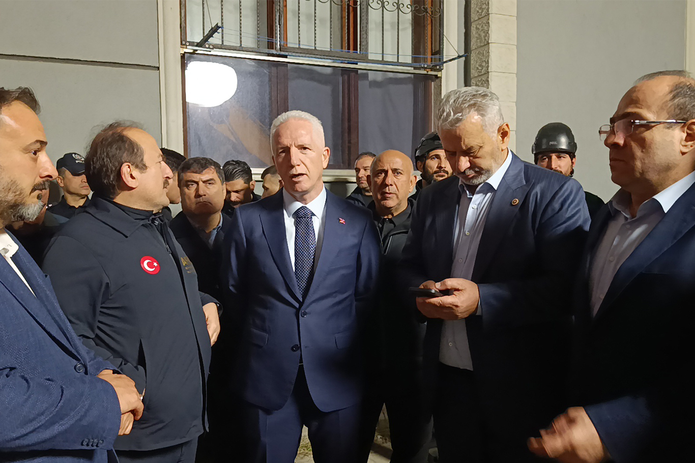 Maltepe’de çöken binanın kontrollü yıkımı sürüyor