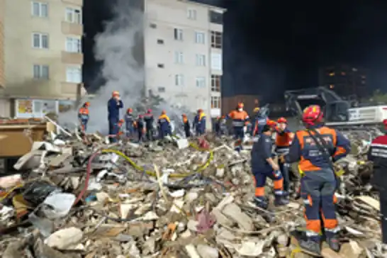 Maltepe’de çöken binada kontrollü yıkım sürüyor