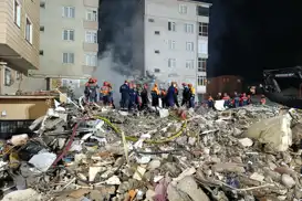 Maltepe'de çöken binada 3 kişiyi kurtarma çalışmaları devam ediyor
