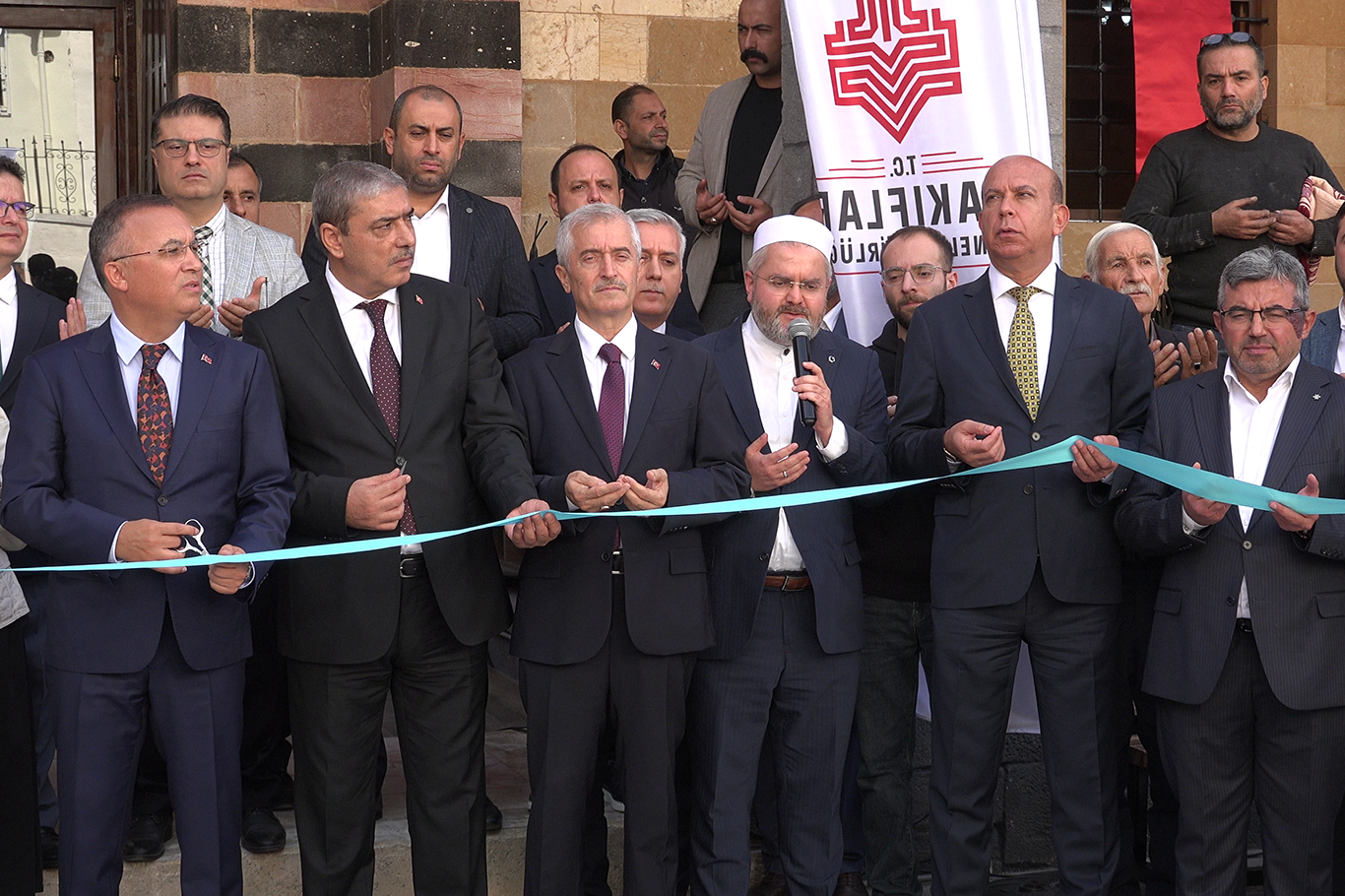 Gaziantep'te depremde hasar gören Tahtani Camii ibadete açıldı
