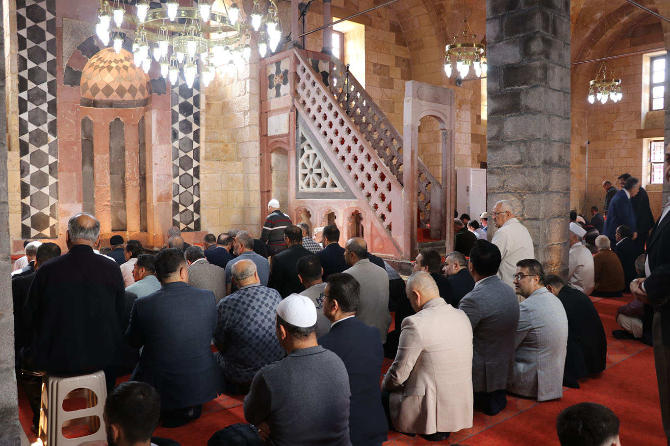 Gaziantep'te depremde hasar gören Tahtani Camii ibadete açıldı