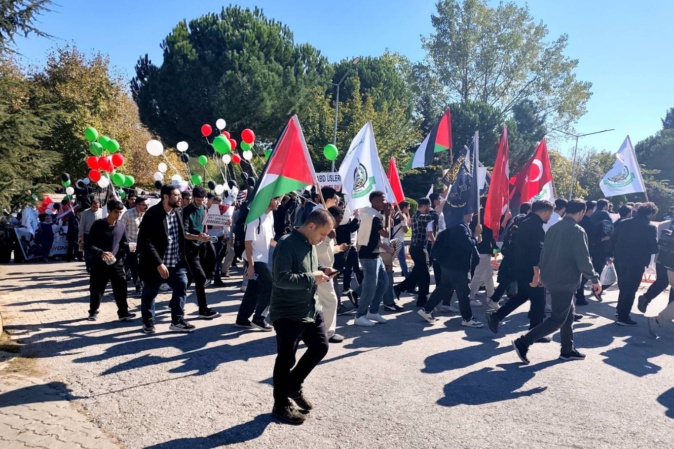 Sakarya'da Aksa Tufanı'nın 3. yıl dönümünde üniversiteli gençler Gazze için yürüdü