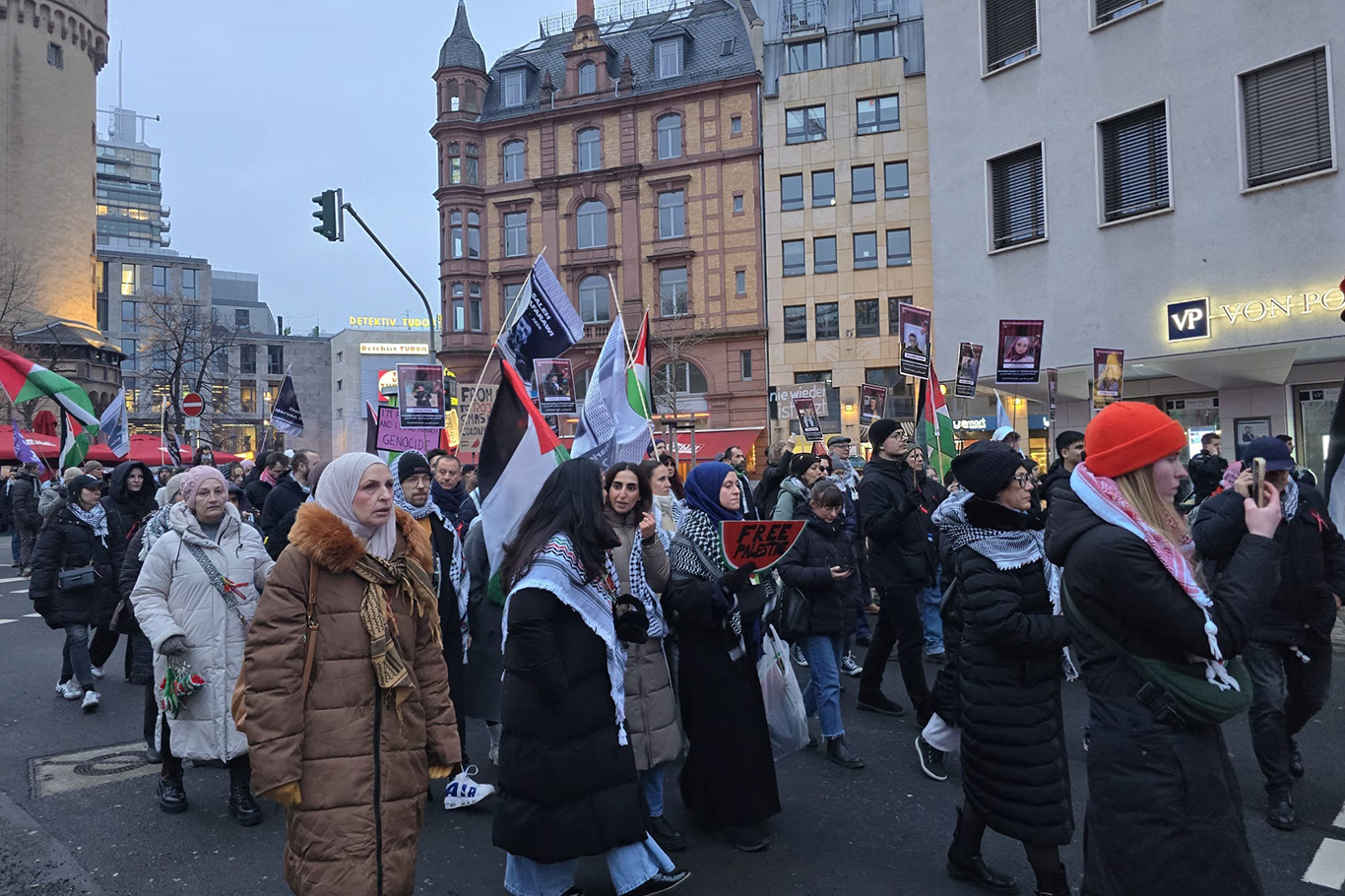Pro-Palestine march held in Frankfurt amid heavy police presence