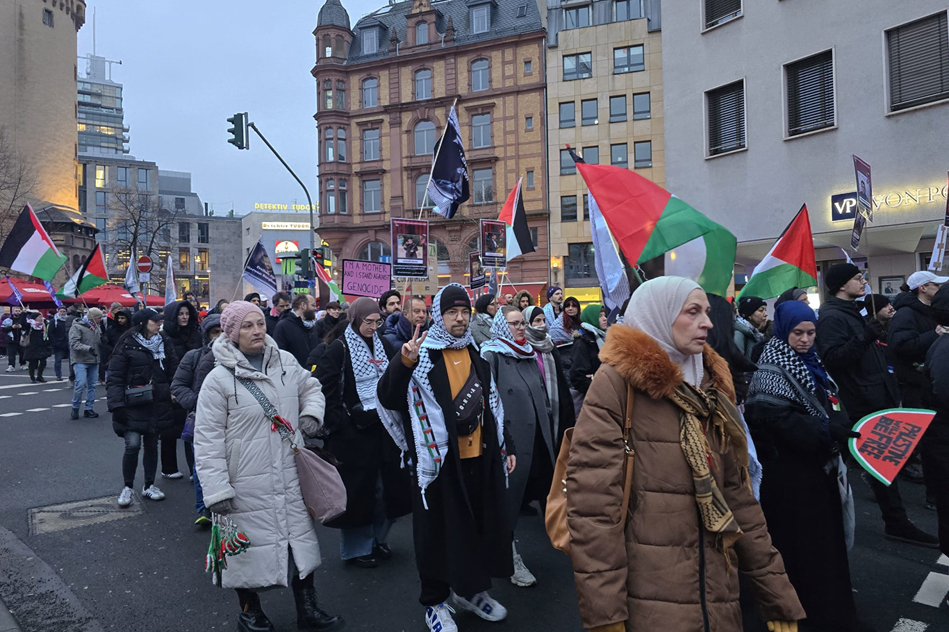 Pro-Palestine march held in Frankfurt amid heavy police presence