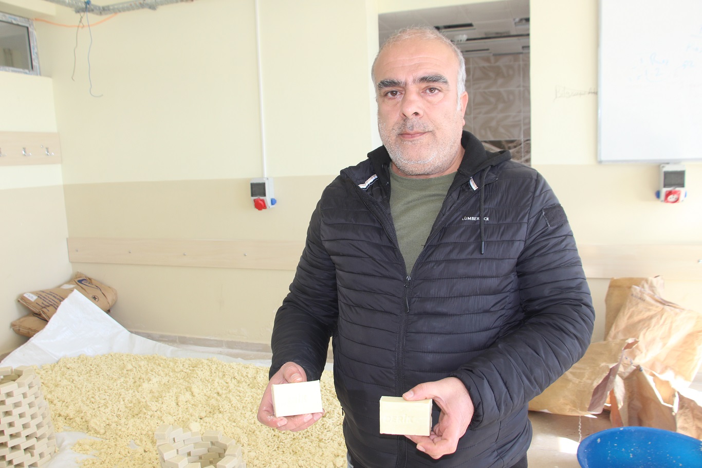 Okuldaki öğrenciler tarafından Derik zeytinyağından üç çeşit sabun üretimi yapılıyor