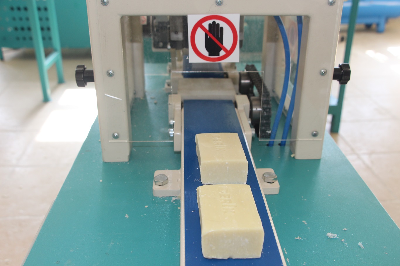 Okuldaki öğrenciler tarafından Derik zeytinyağından üç çeşit sabun üretimi yapılıyor