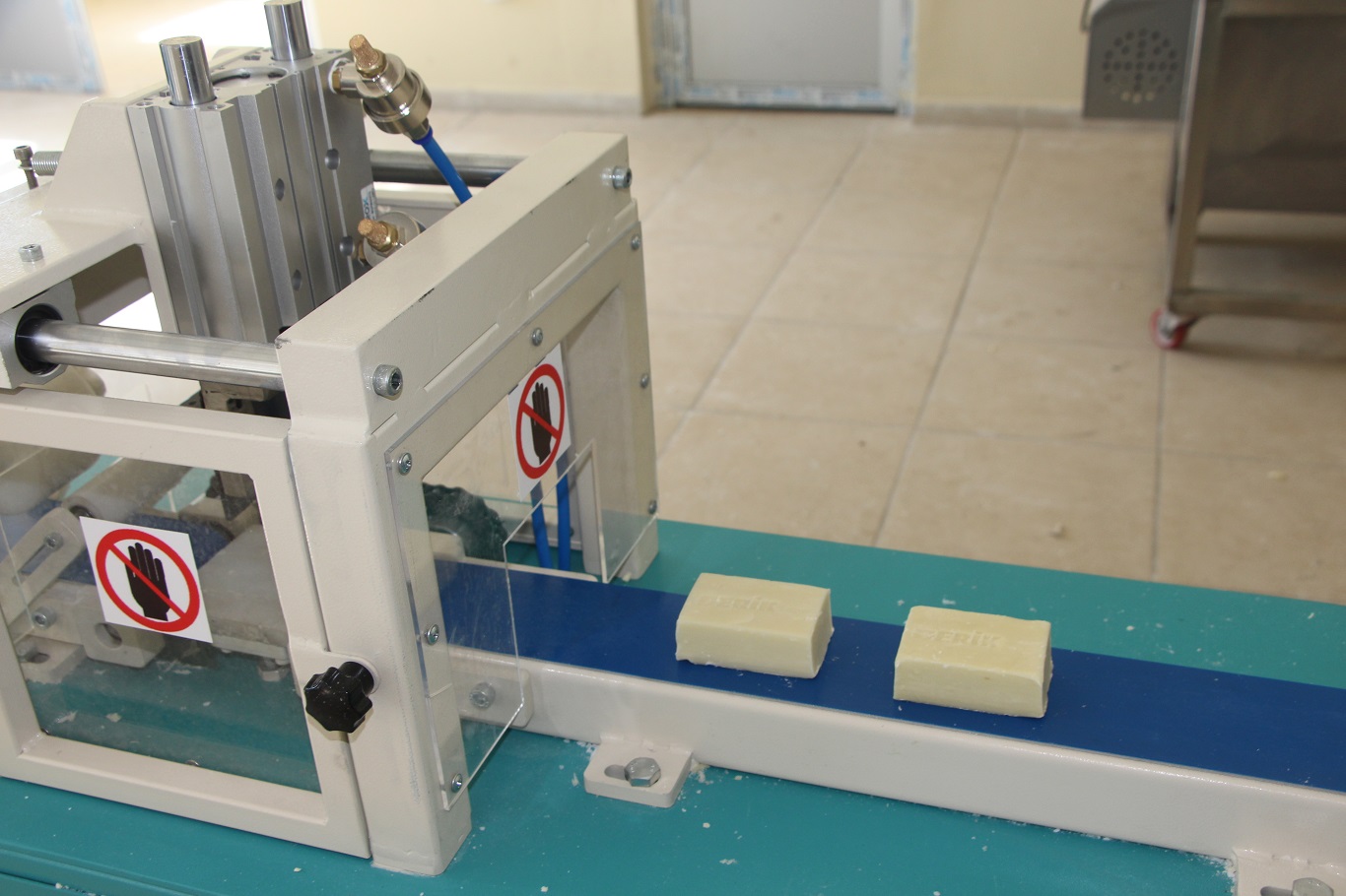 Okuldaki öğrenciler tarafından Derik zeytinyağından üç çeşit sabun üretimi yapılıyor