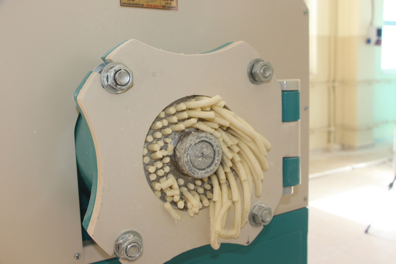 Okuldaki öğrenciler tarafından Derik zeytinyağından üç çeşit sabun üretimi yapılıyor