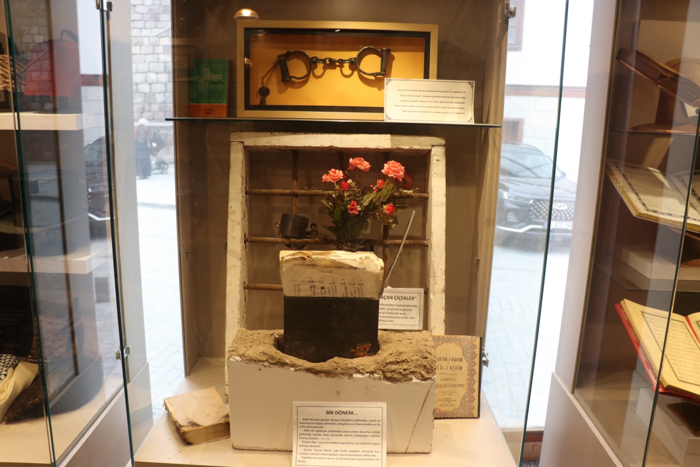 Cumhuriyet’in ilk yıllarında Dini kitapların saklandığı temsili örnek