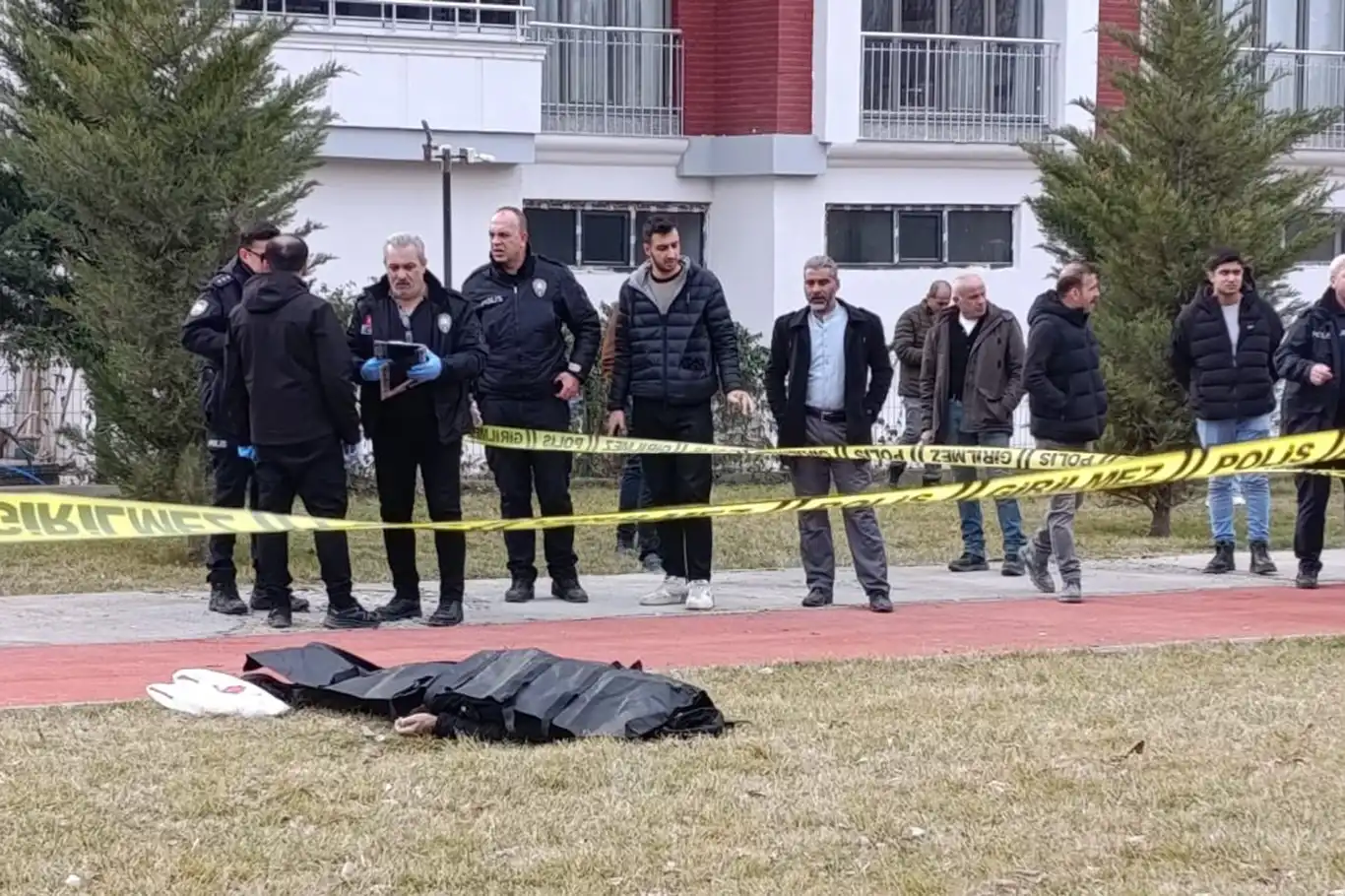 Ekmek almaya giderken kalp krizi geçirerek hayatını kaybetti 