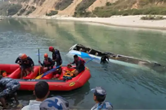 سقوط اتوبوس به رودخانه در نپال؛ ۱۰ کشته