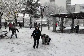 Erzurum’da kar nedeniyle 3 ilçede okullar tatil edildi