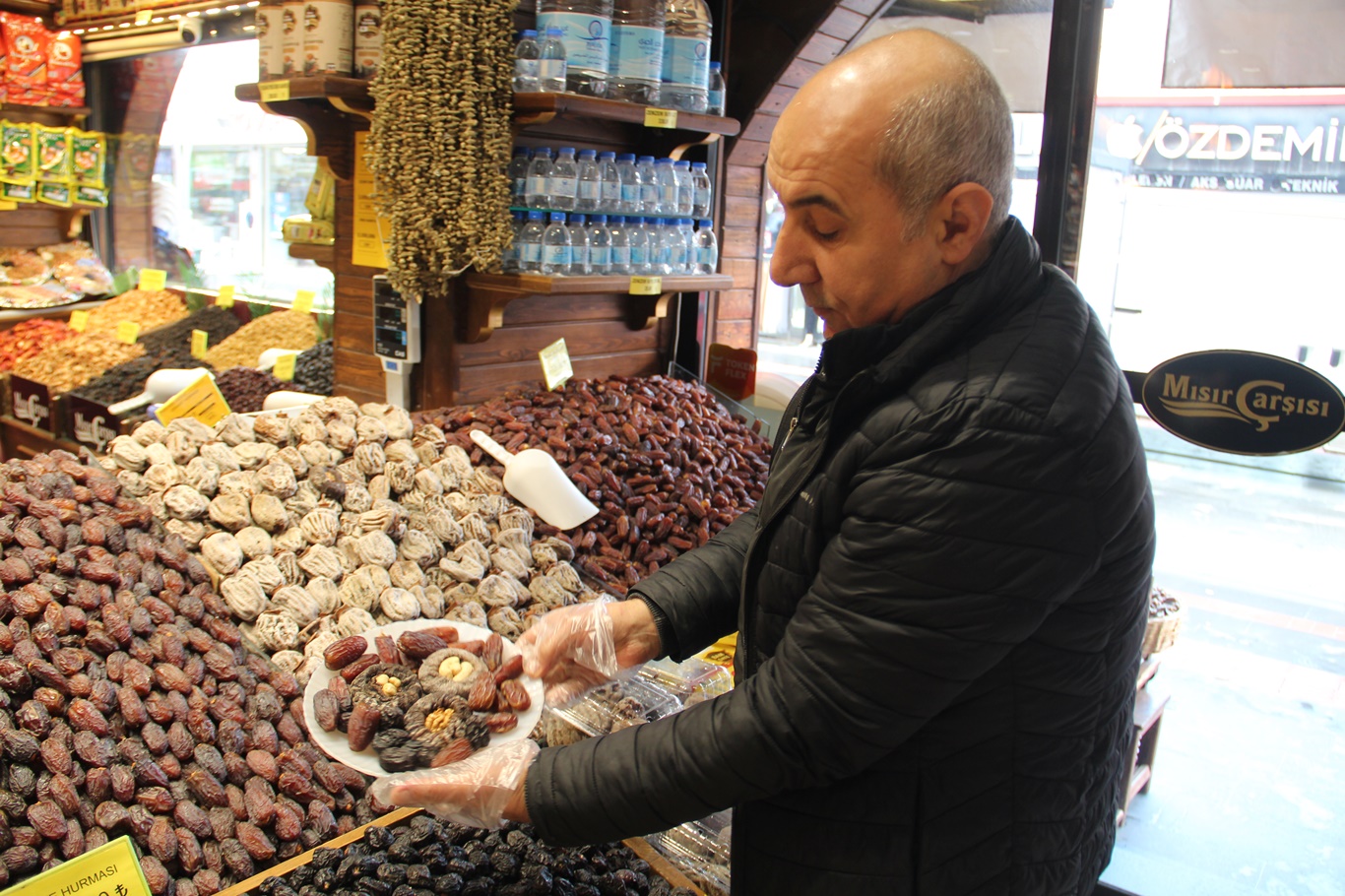 Ramazan öncesi hurma tezgâhlarında hareketlilik başladı