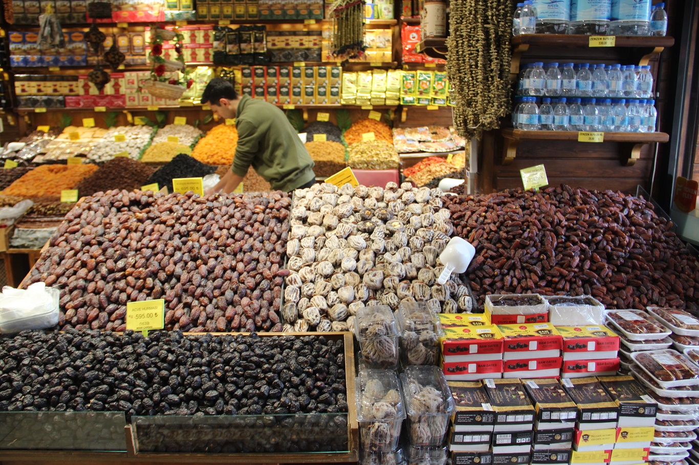 Ramazan öncesi hurma tezgâhlarında hareketlilik başladı