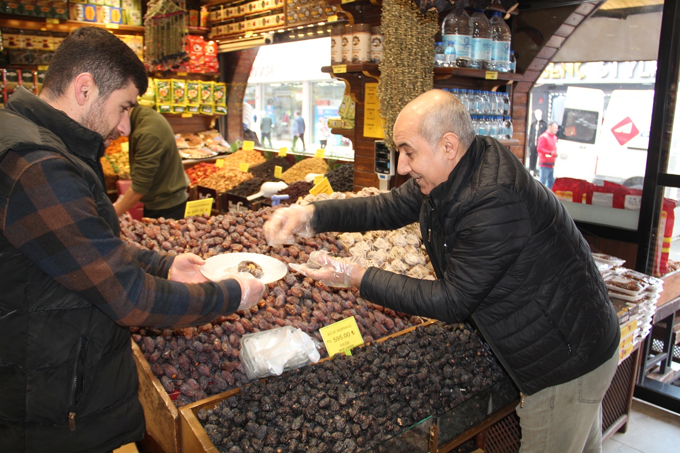 Ramazan öncesi hurma tezgâhlarında hareketlilik başladı