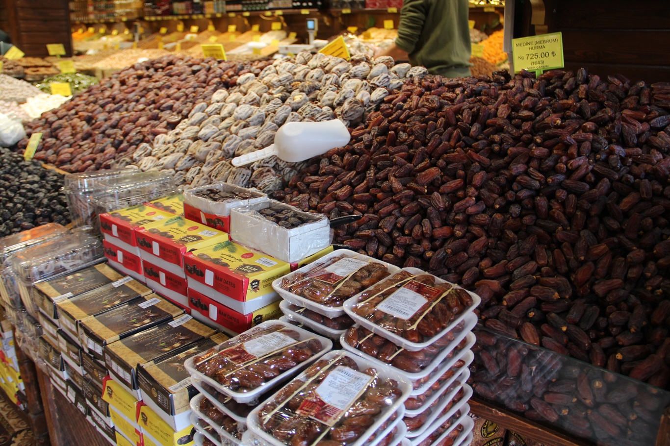 Ramazan öncesi hurma tezgâhlarında hareketlilik başladı