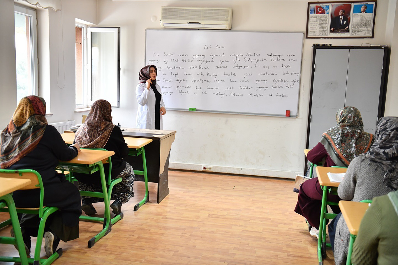 Yaşlı teyzelerin okuma azmi imrendirdi