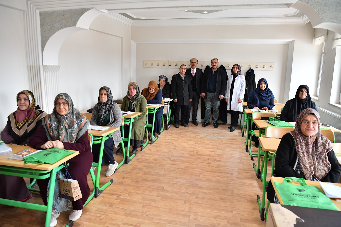 Yaşlı teyzelerin okuma azmi imrendirdi