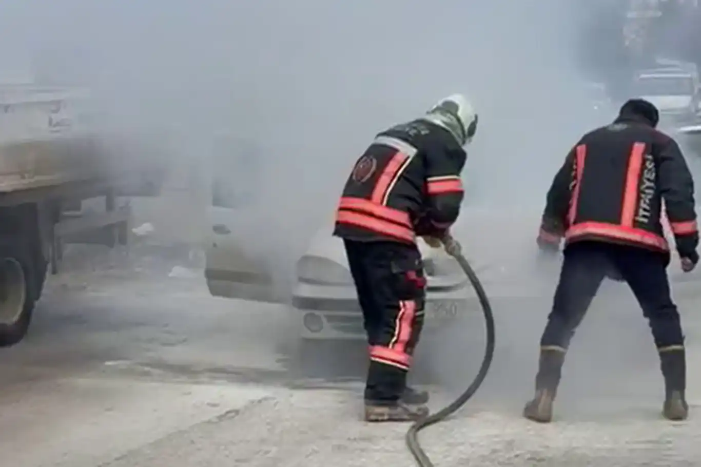 Malatya'da sanayi sitesinde araç yangını