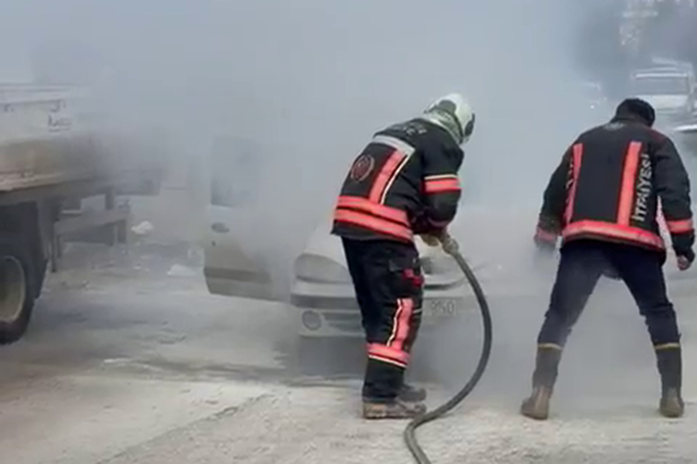 Malatya sanayi sitesinde araç yangını