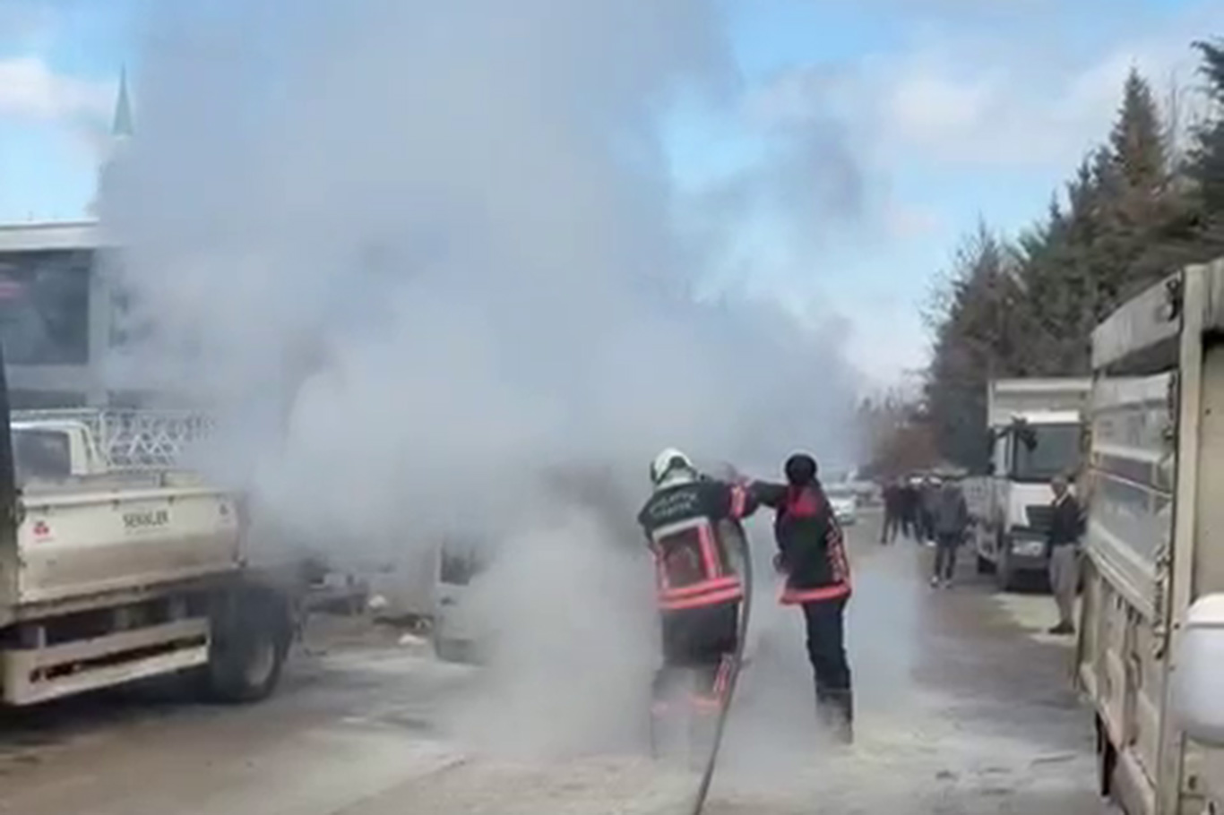 Malatya'da sanayi sitesinde araç yangını