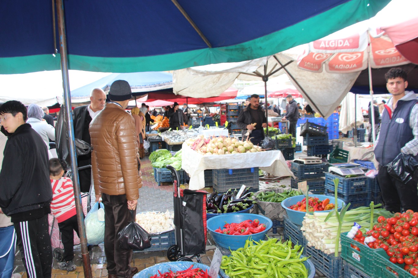 Ramazan ayına bir hafta kala pazar esnafı: Ramazan’ın bereketi yavaştan oluşmaya başladı