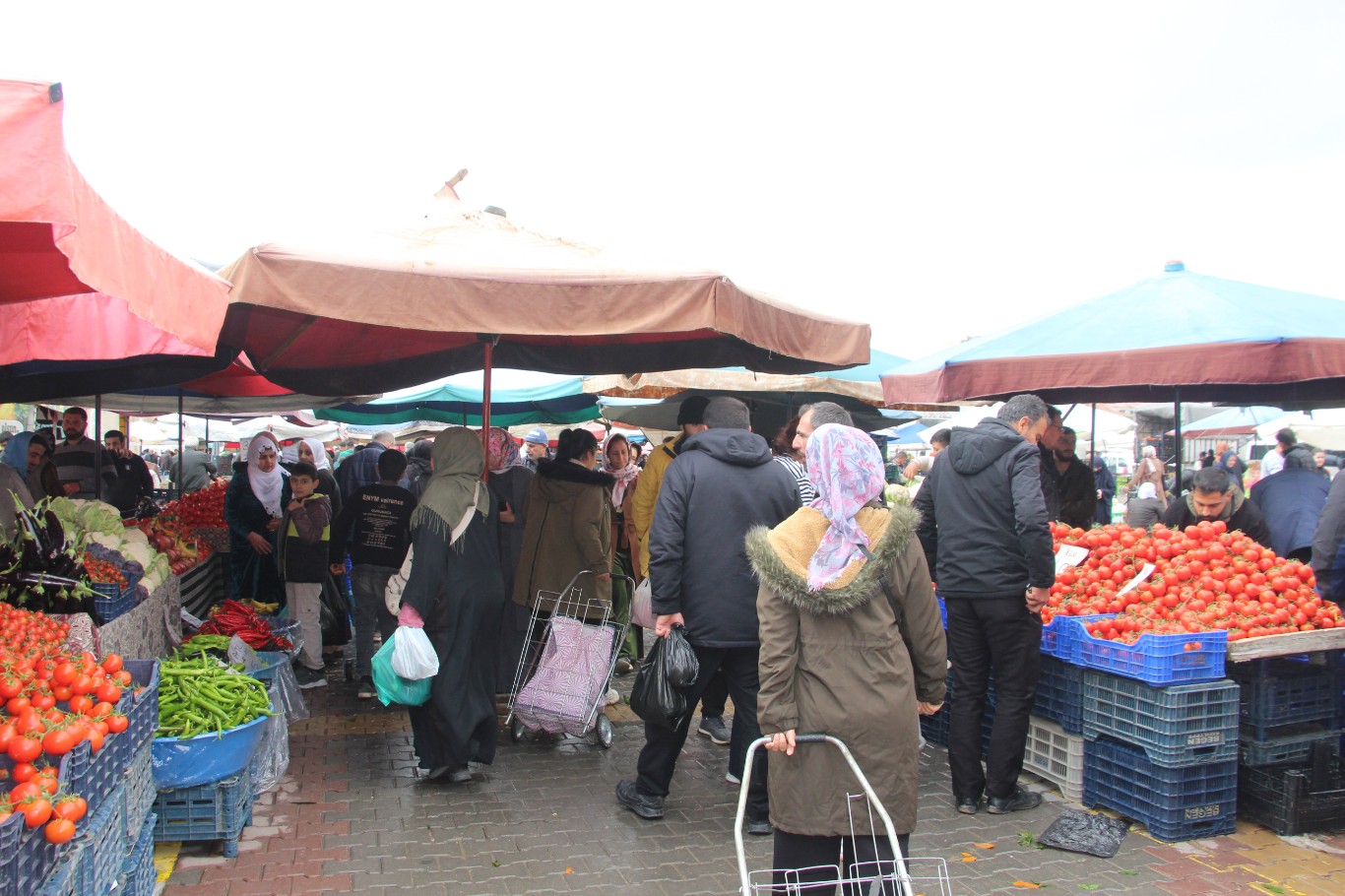 Ramazan ayına bir hafta kala pazar esnafı: Ramazan’ın bereketi yavaştan oluşmaya başladı
