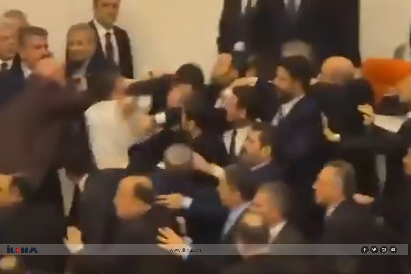 توتر في البرلمان التركي قبيل مراسم أداء اليمين واشتباك بين نواب العدالة والتنمية والشعب الجمهوري