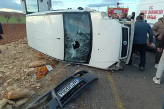 Mardin’de otomobil ile hafif ticari araç kafa kafaya çarpıştı: 4  yaralı 