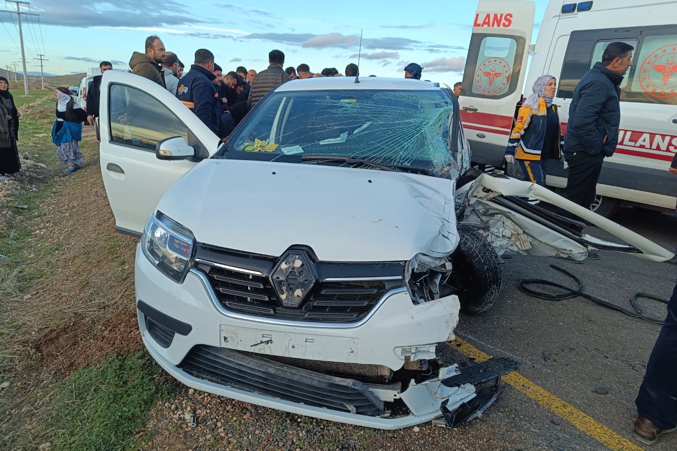 Mardin’de otomobil ile hafif ticari araç kafa kafaya çarpıştı: 4  yaralı 